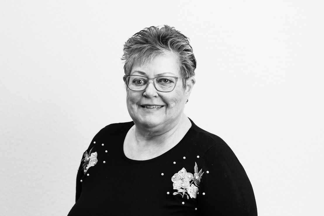 Brigitte Freitag in grau